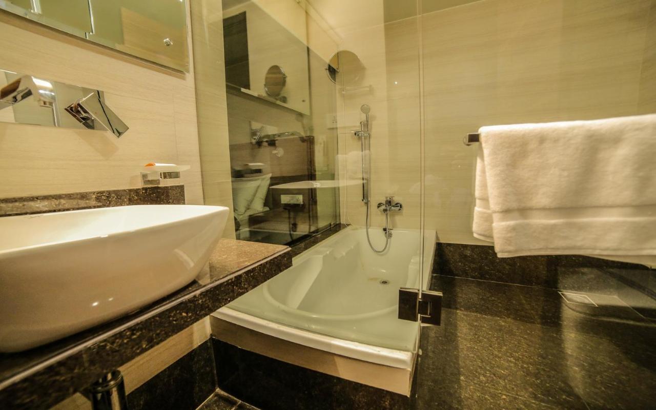 The Basil Park Hotel Bhavnagar Eksteriør billede