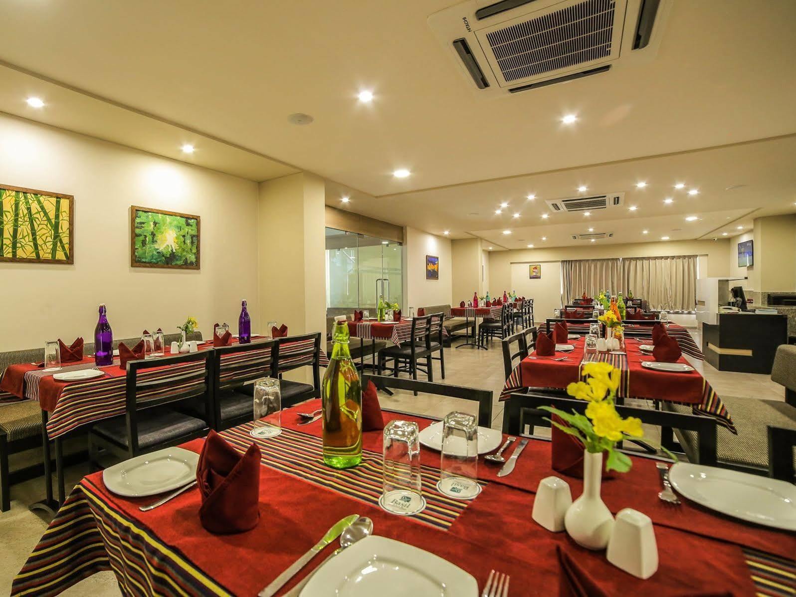 The Basil Park Hotel Bhavnagar Eksteriør billede