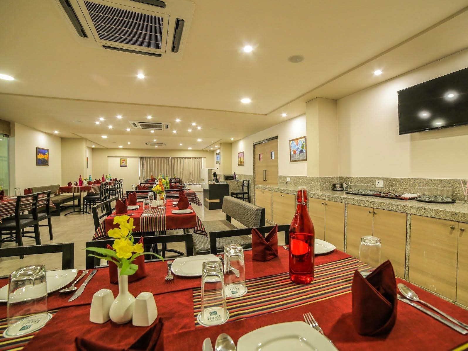 The Basil Park Hotel Bhavnagar Eksteriør billede